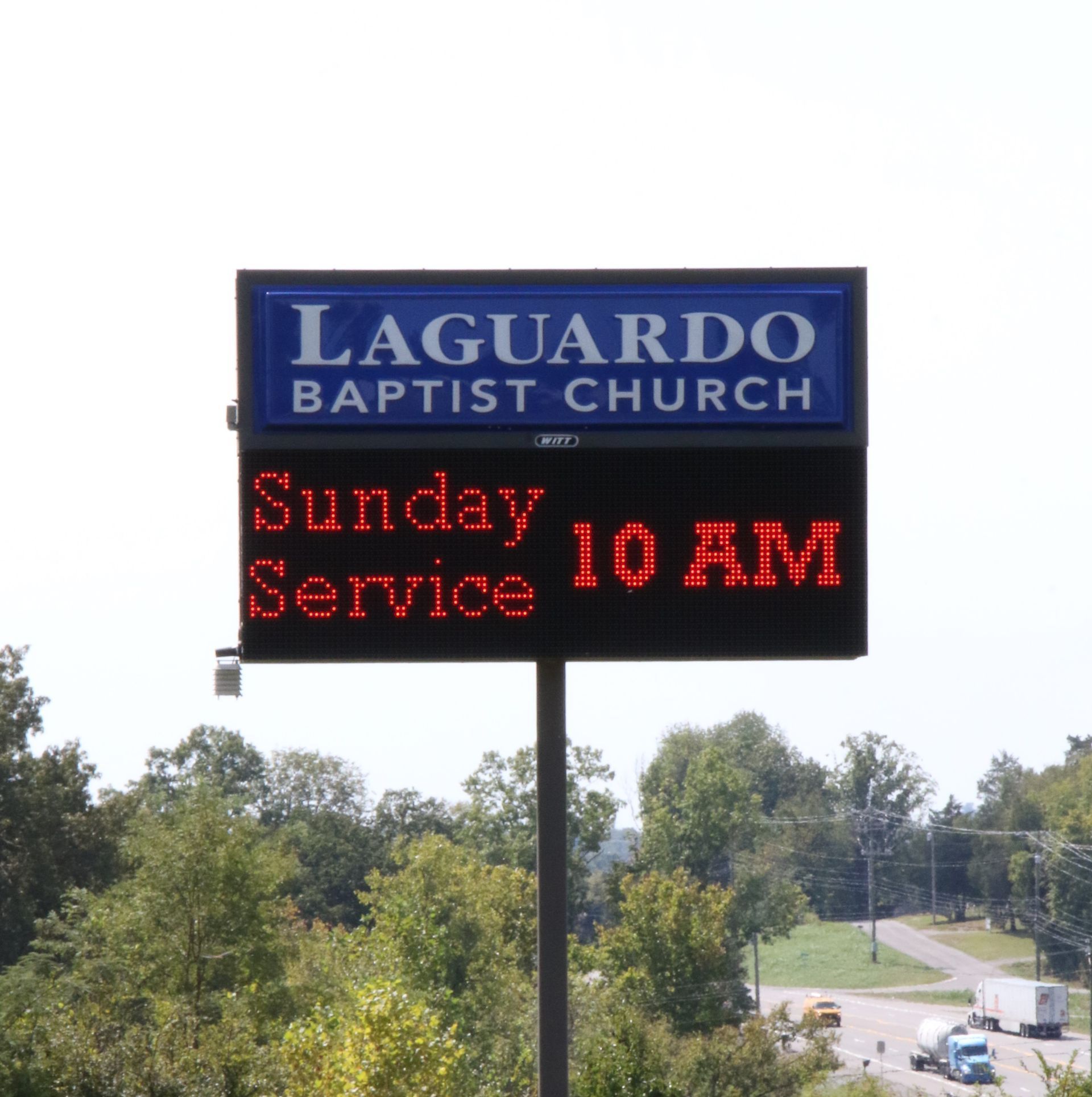 A sign that says lagunardo baptist church on it
