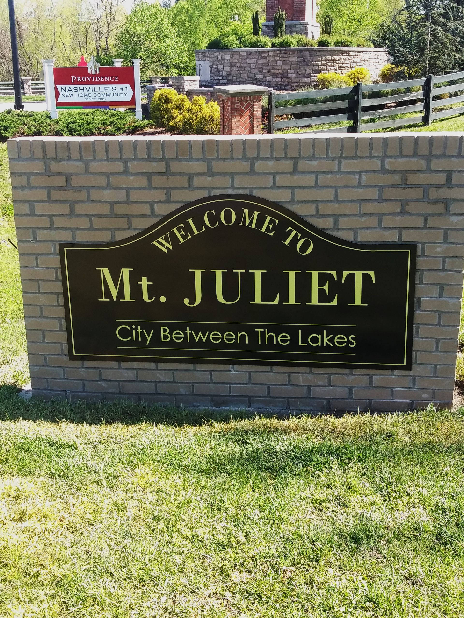 A sign that says welcome to mt. juliet city between the lakes