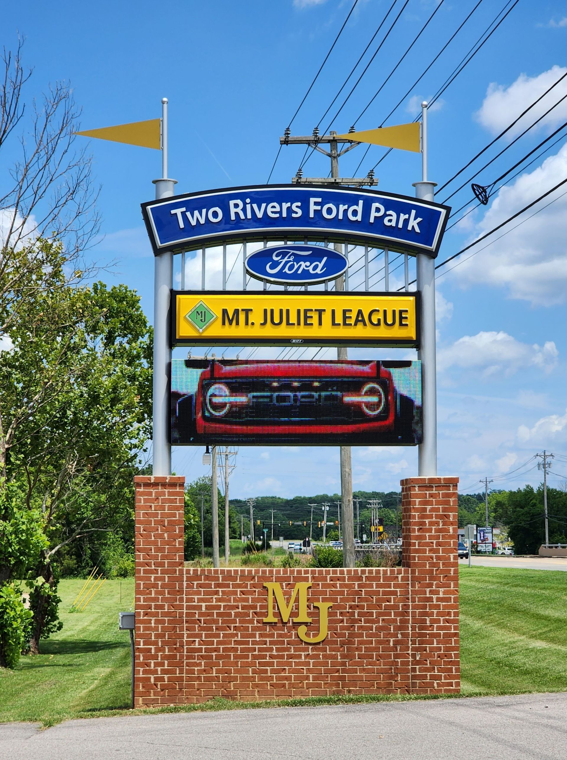 A sign that says two rivers ford park on it