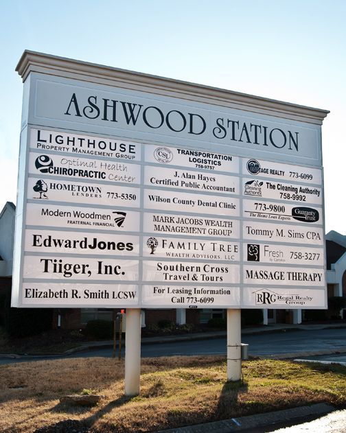 A sign that says ashwood station on it