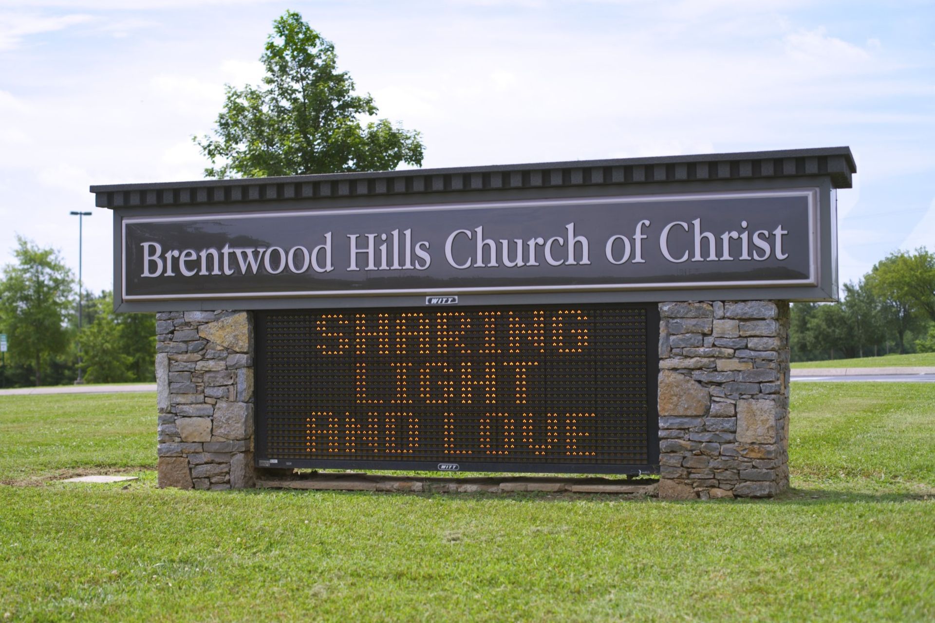 A sign for the brentwood hills church of christ