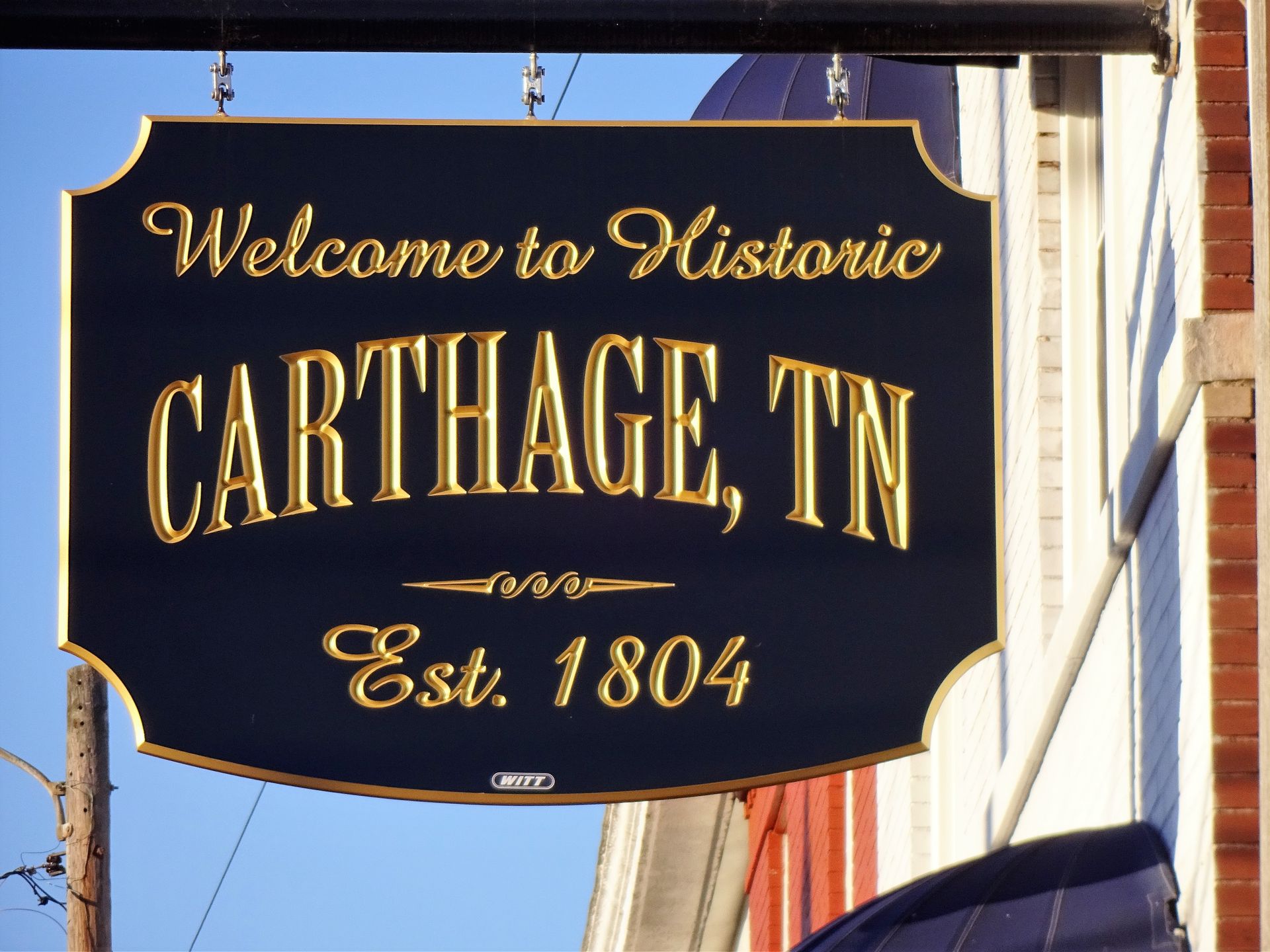 A sign that says welcome to historic carthage tn