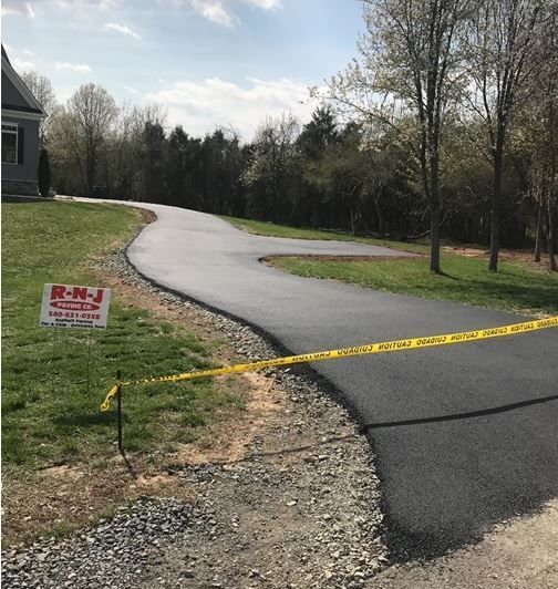 A road with a sign that says rmj on it