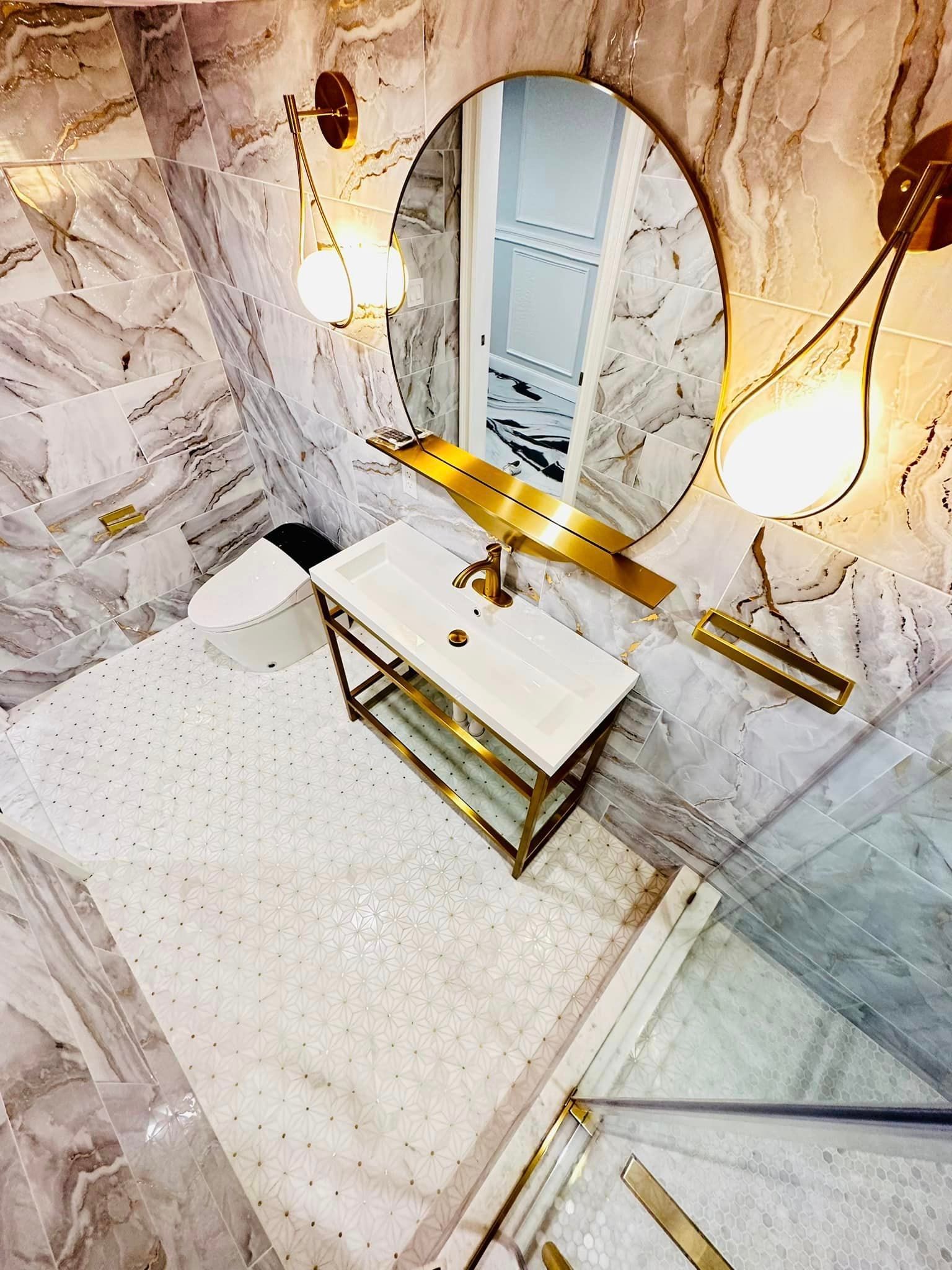 a bathroom with a sink , toilet and mirror .