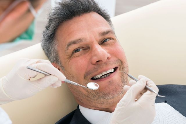 A model of a tooth with a dental implant in it.
