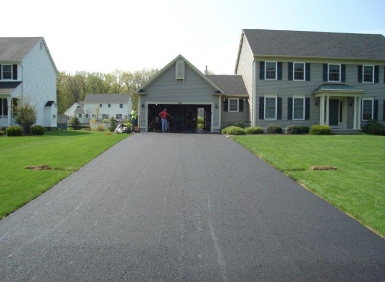 Residential asphalt driveway contractors