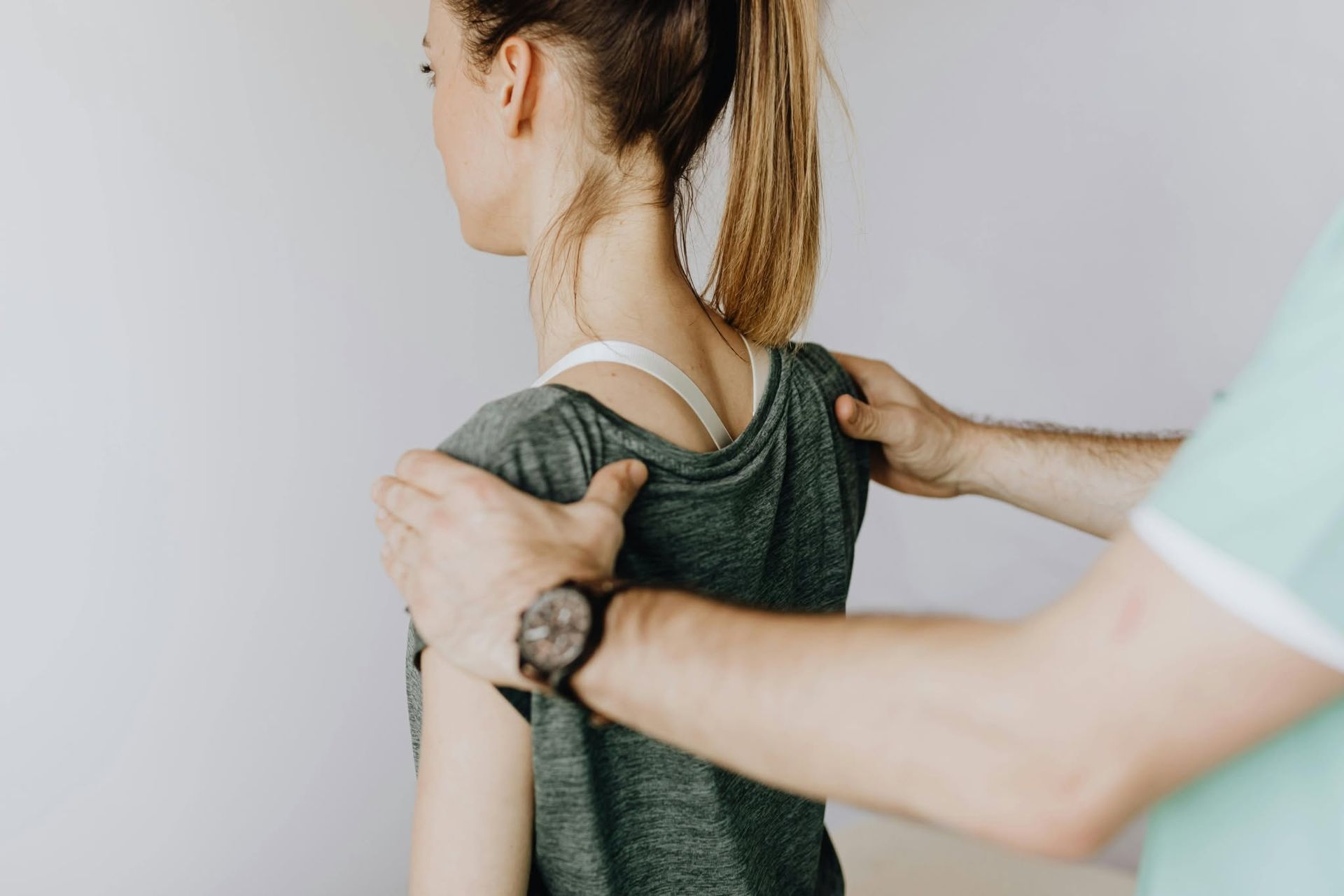 Person getting a shoulder massage from a therapist in a light room