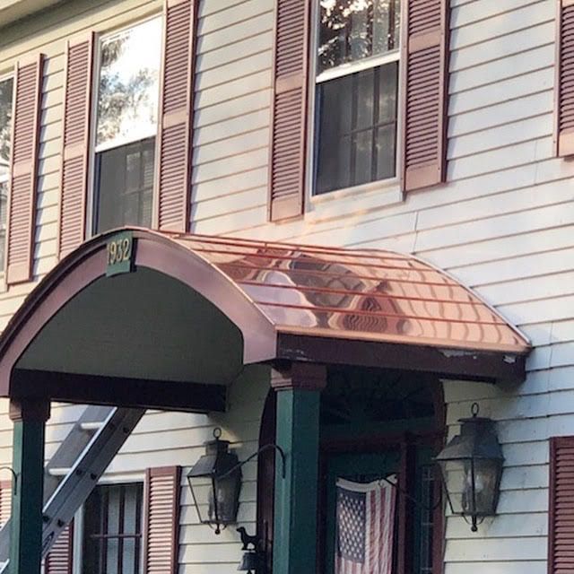 A house with the number 912 on the front of it