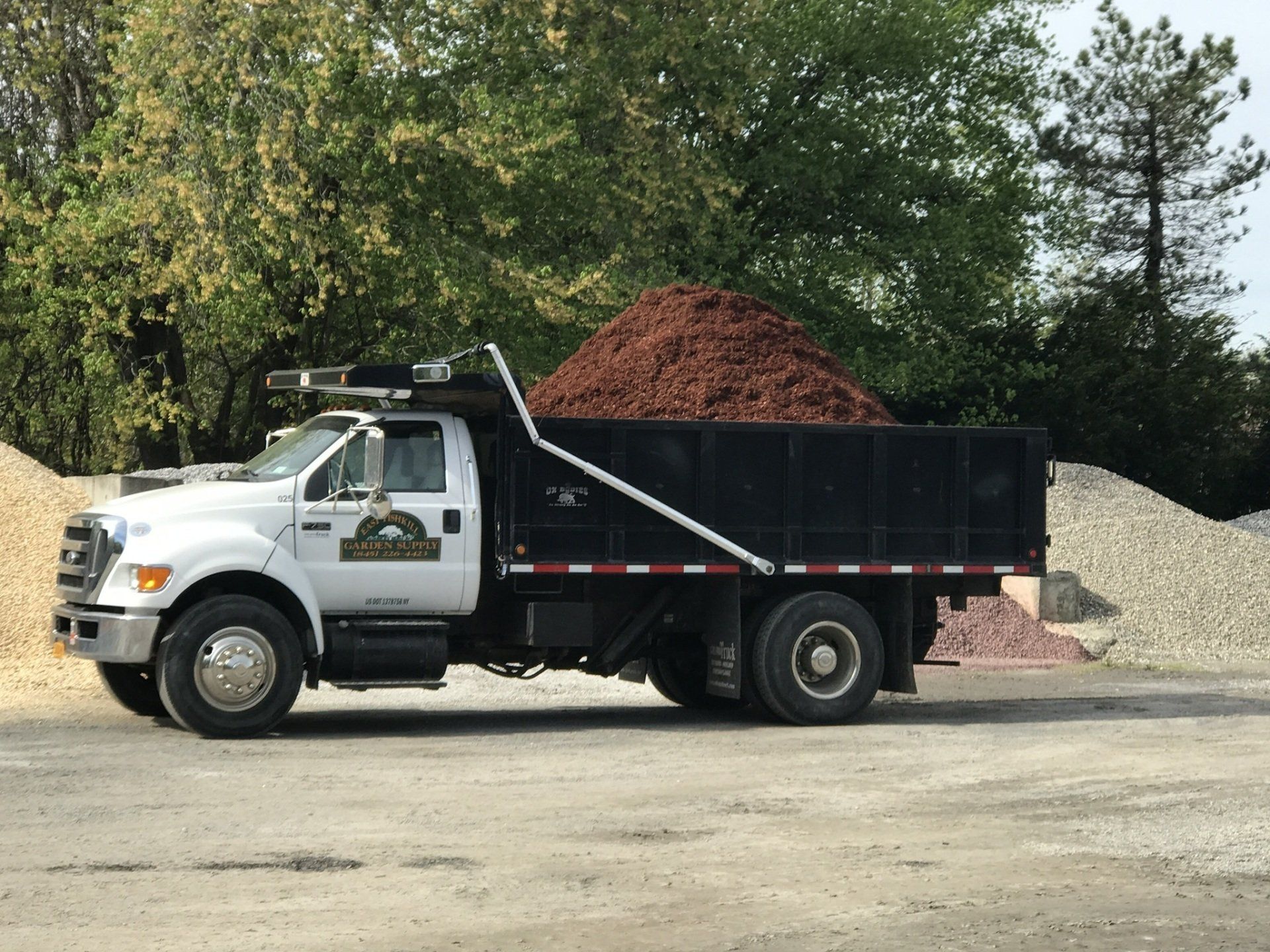 Dump truck with mulches
