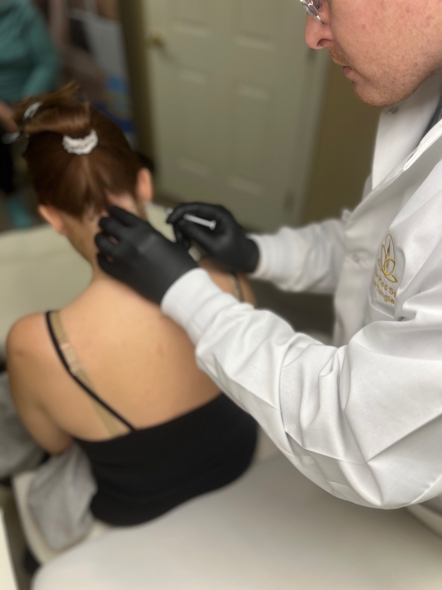 Polydioxanone threads treatment on the woman