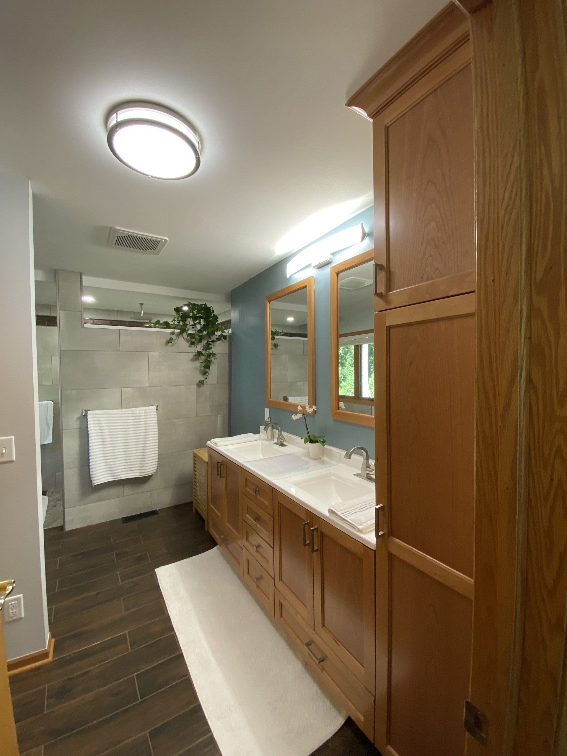 A bathroom with two sinks and two mirrors