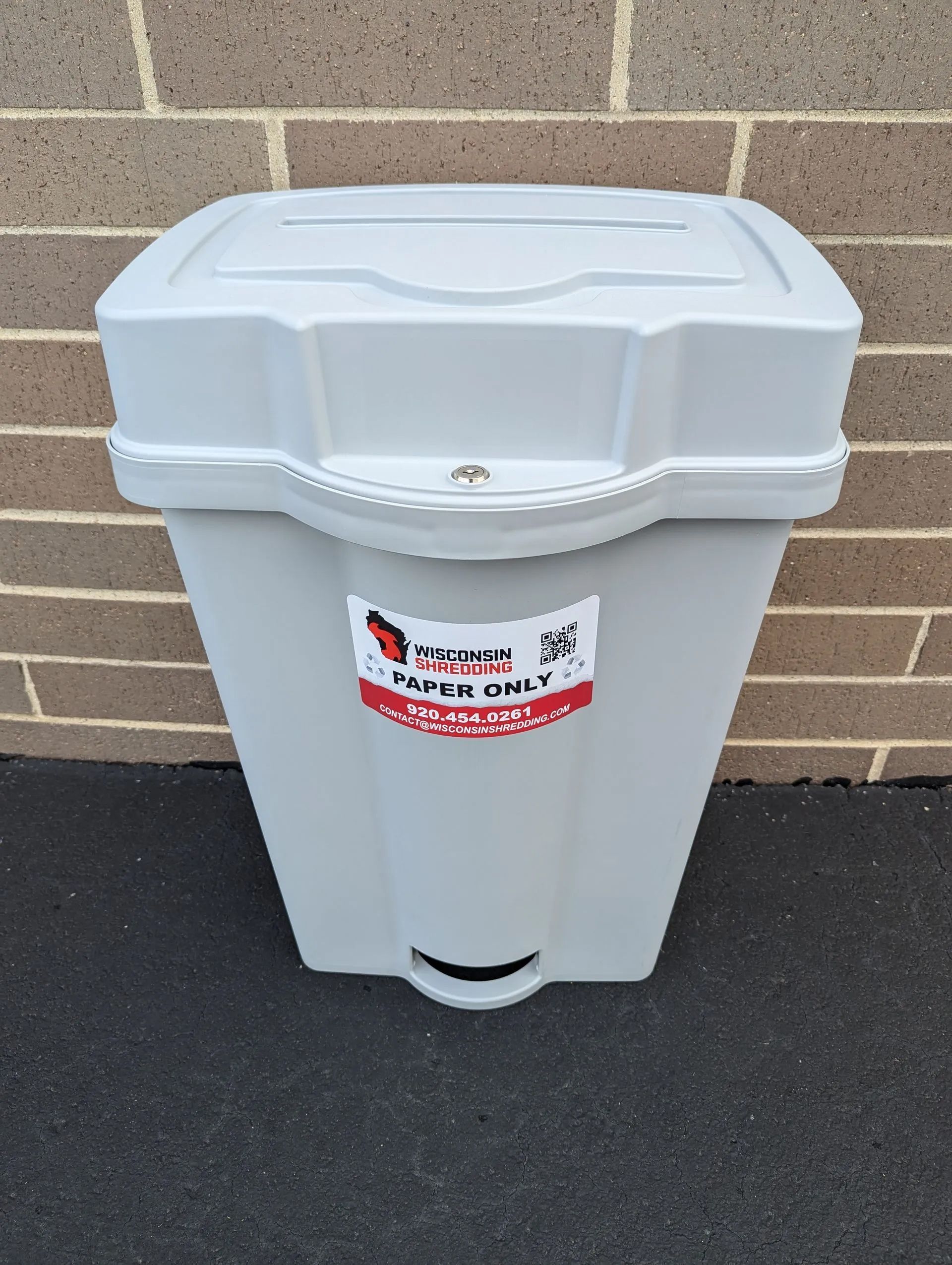 Gray outdoor waste bin with a lid, 