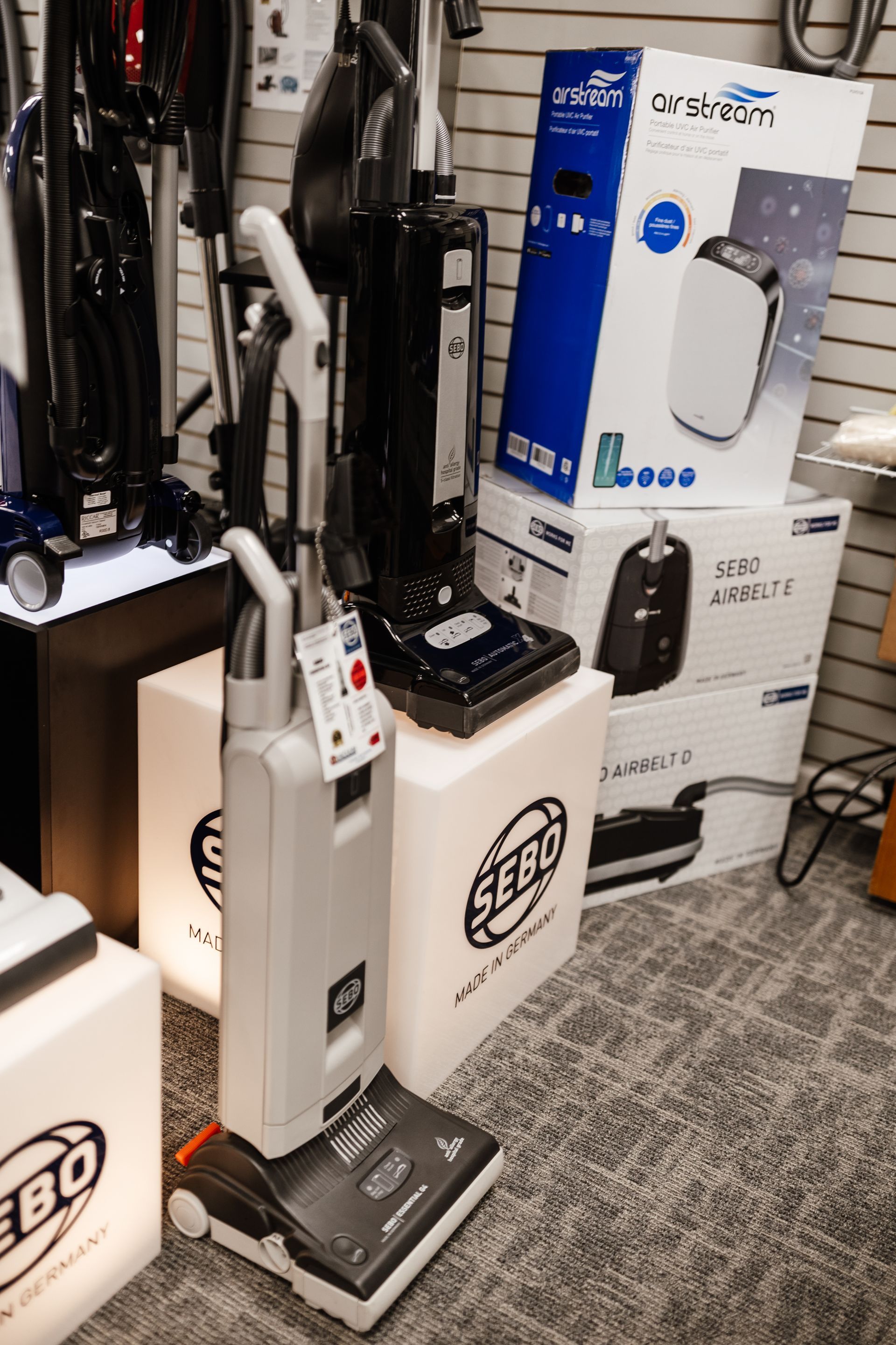 Vacuum display store