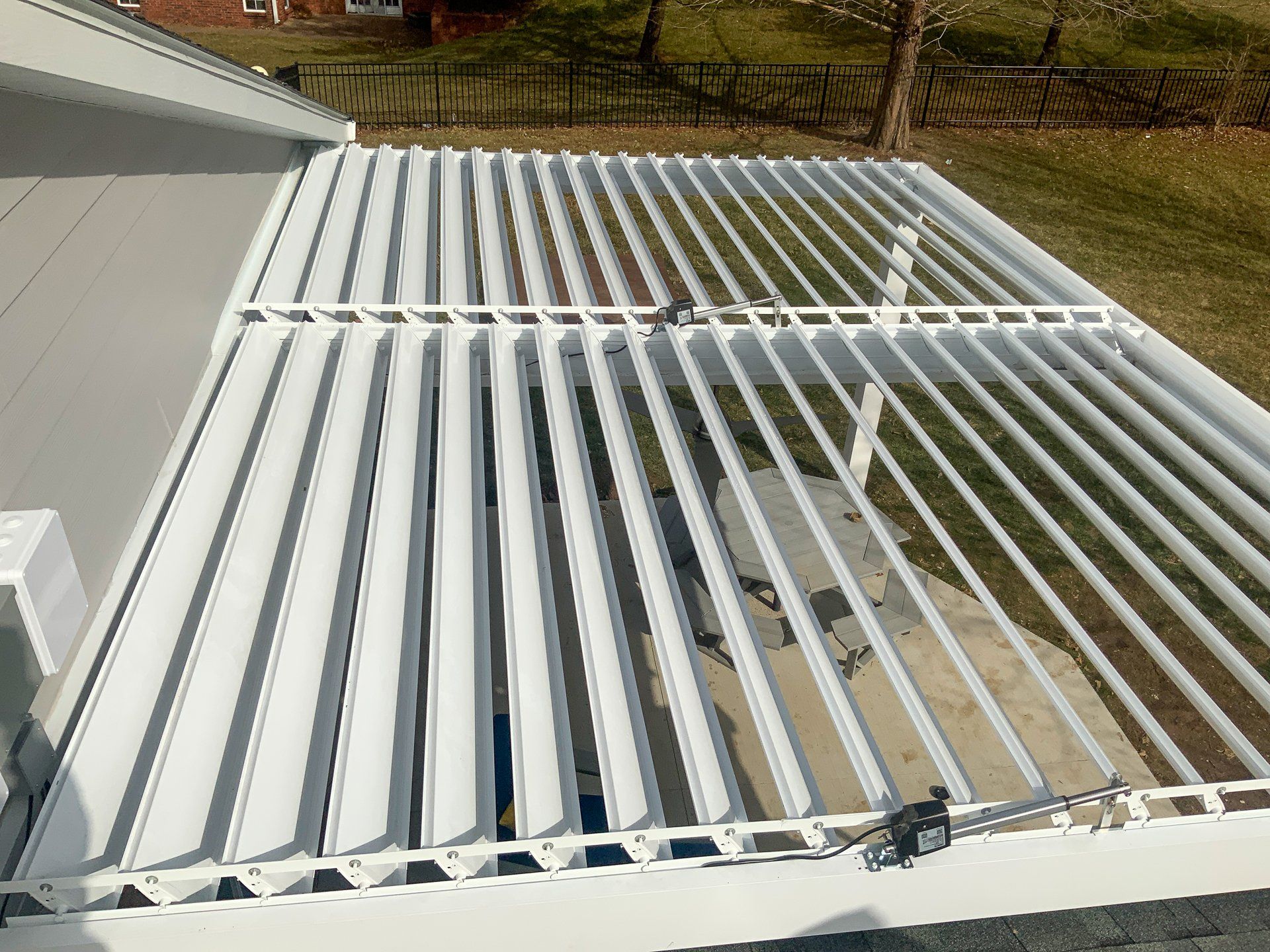 Louvered roof system