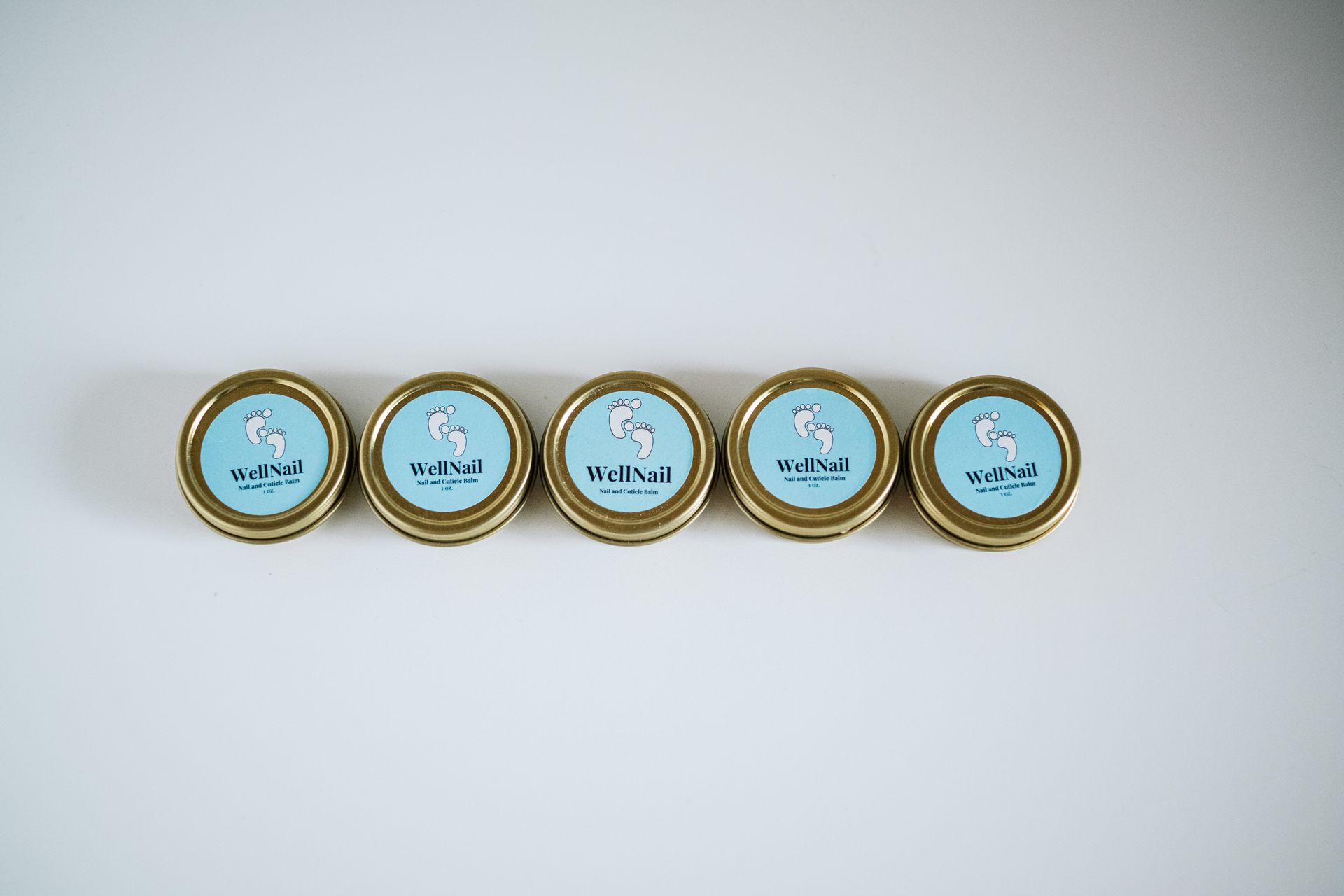Five round containers with light blue labels and a stork icon arranged in a row against a white background.