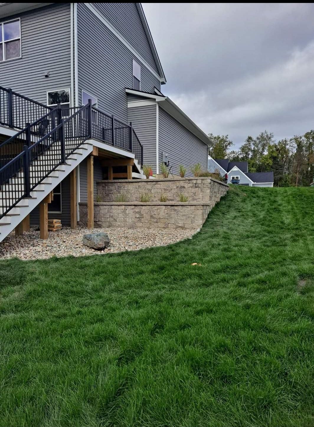 House with side yard and wall