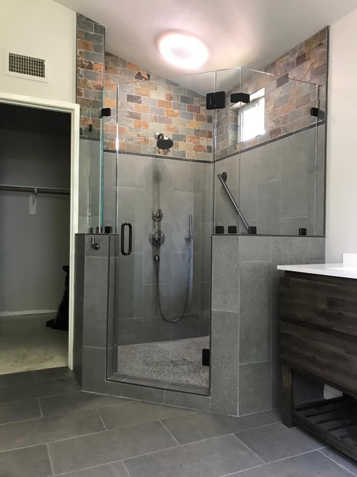 Shower glass enclosure