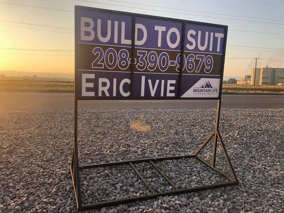 A sign that says build to suit eric ivie on it