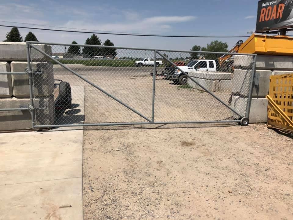 A fence with a sign that says roar on it