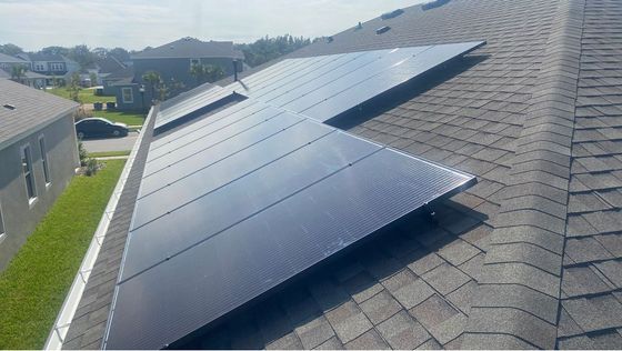 A row of solar panels sitting on top of a roof.