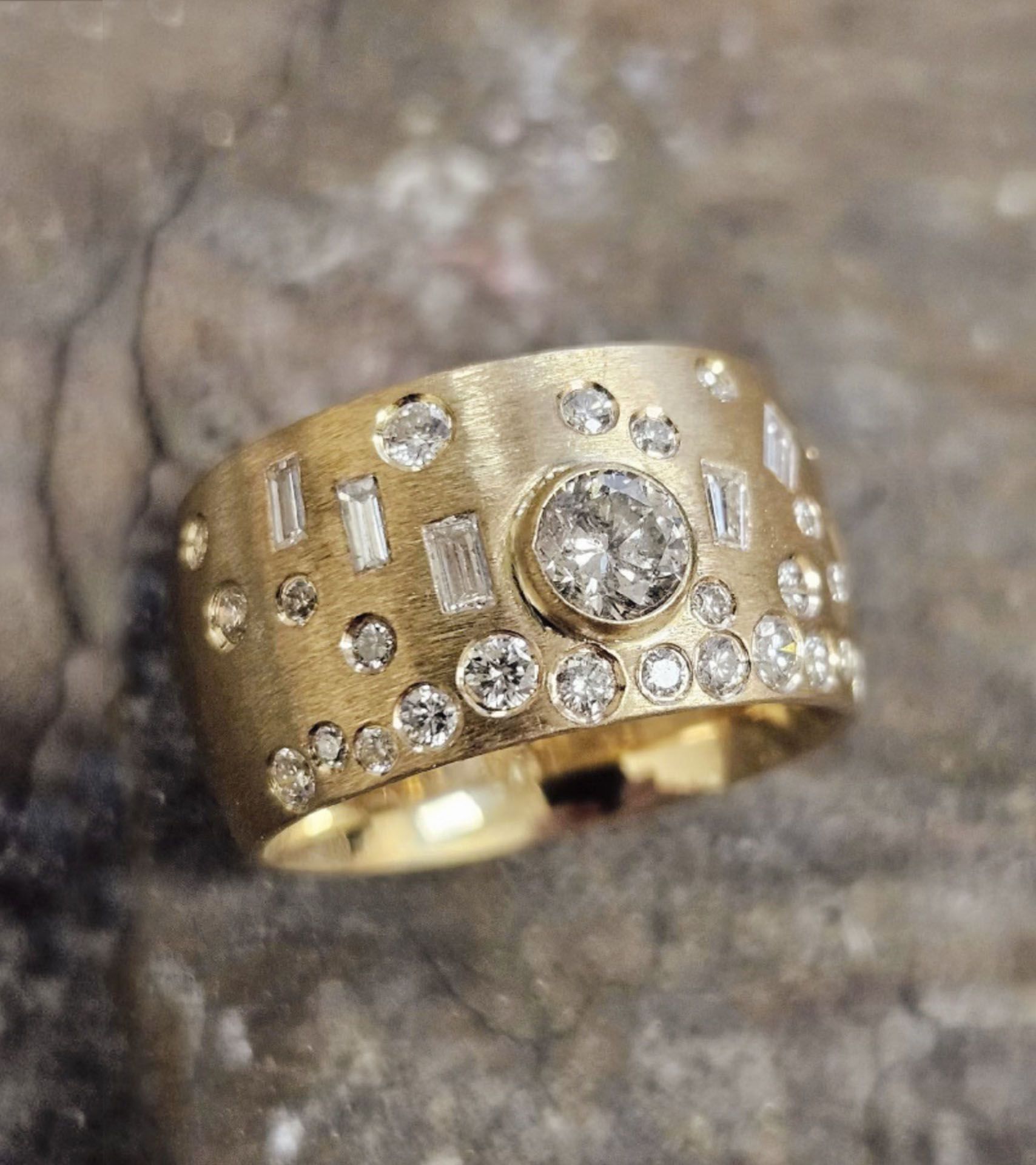 Gold band ring with mixed-cut diamonds