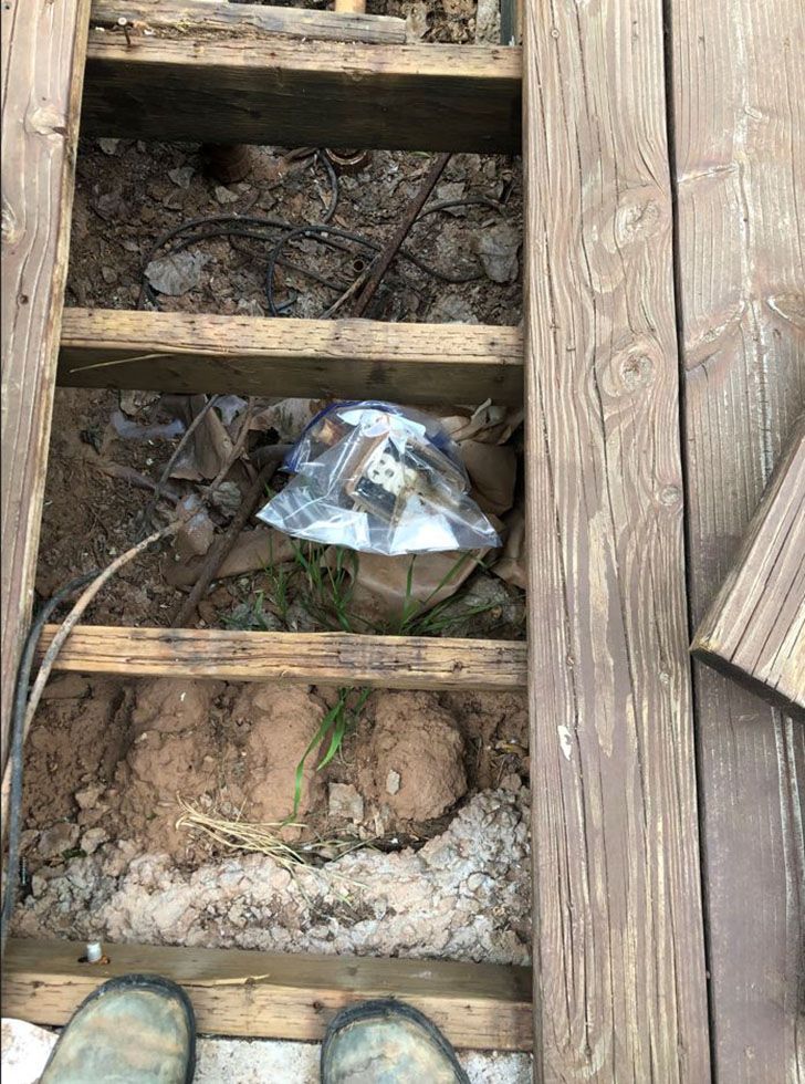 Electrical outlet box