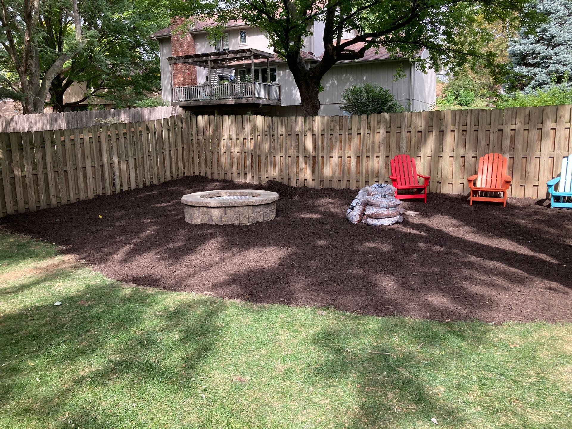there is a fire pit in the middle of the backyard