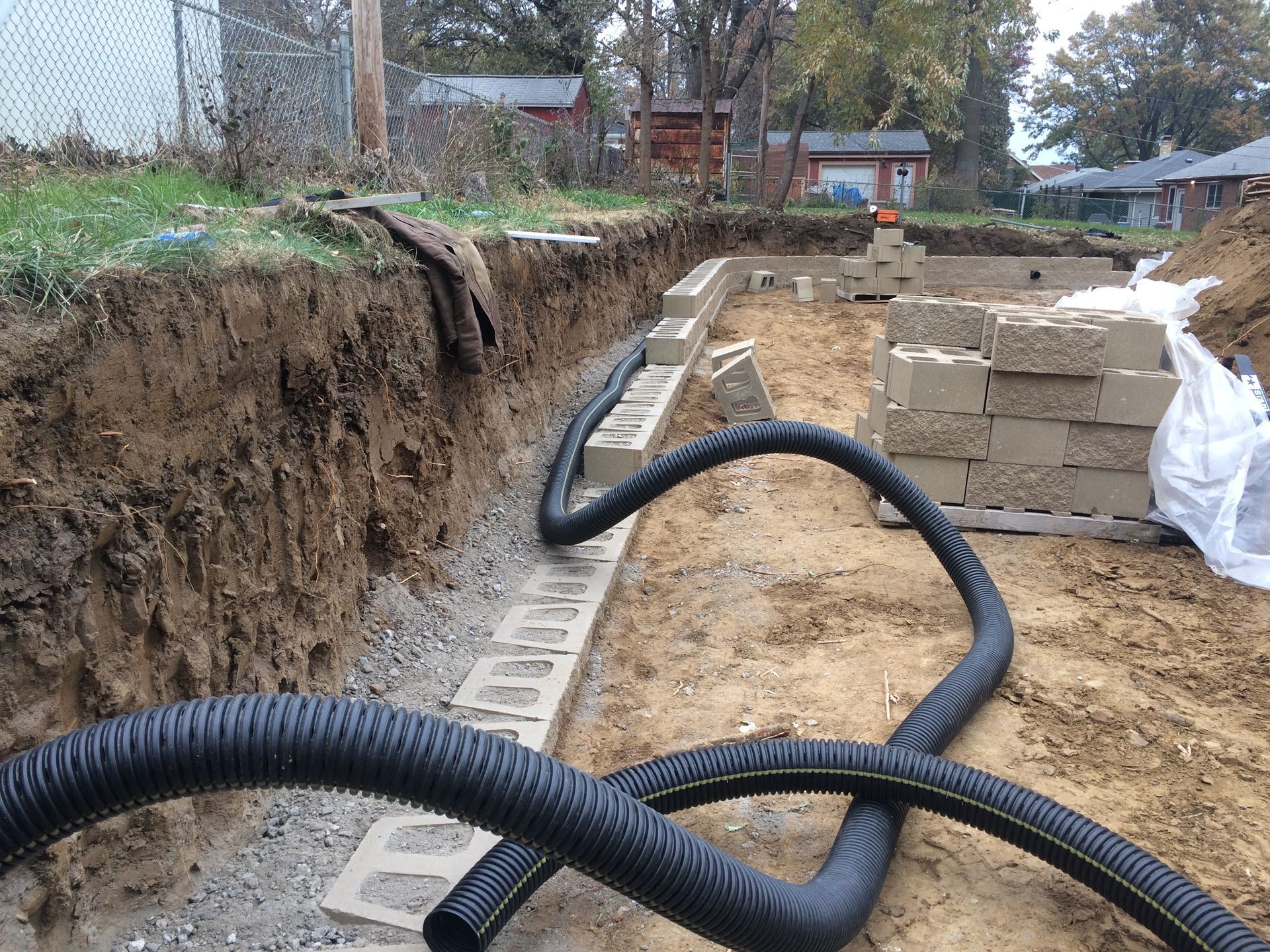 a bunch of black pipes are laying in the dirt