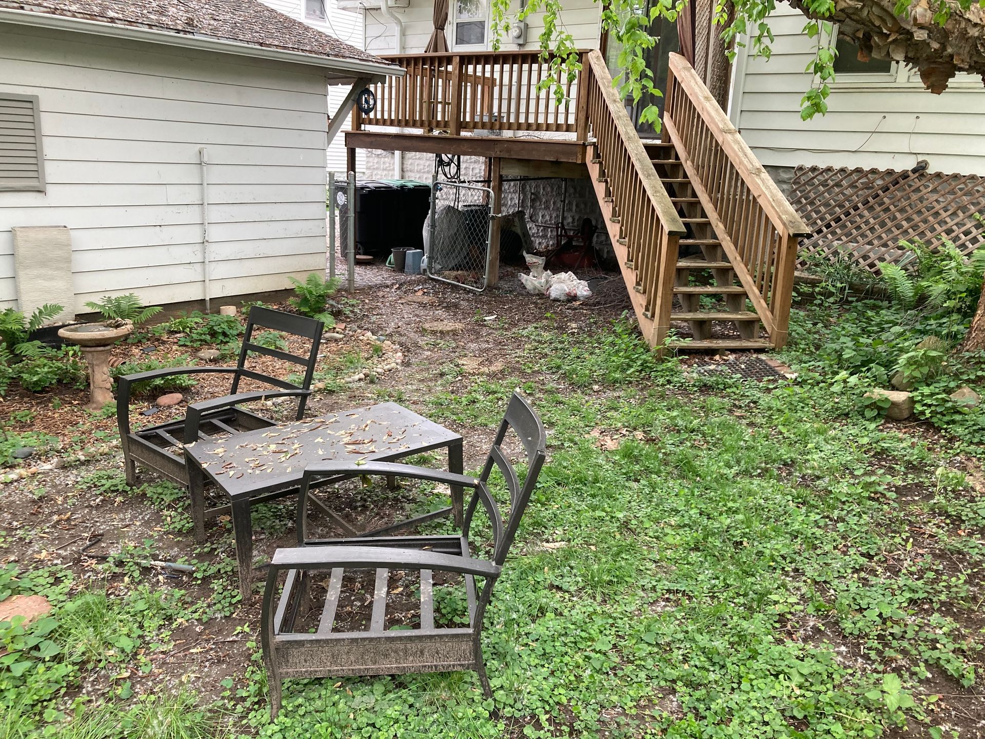 there is a table and chairs in the backyard of a house