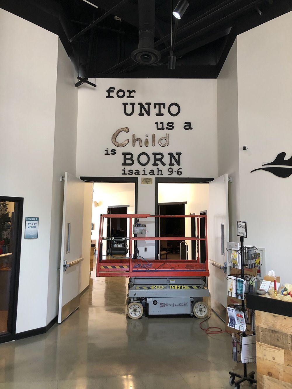A sign on a wall that says for unto us a child is born