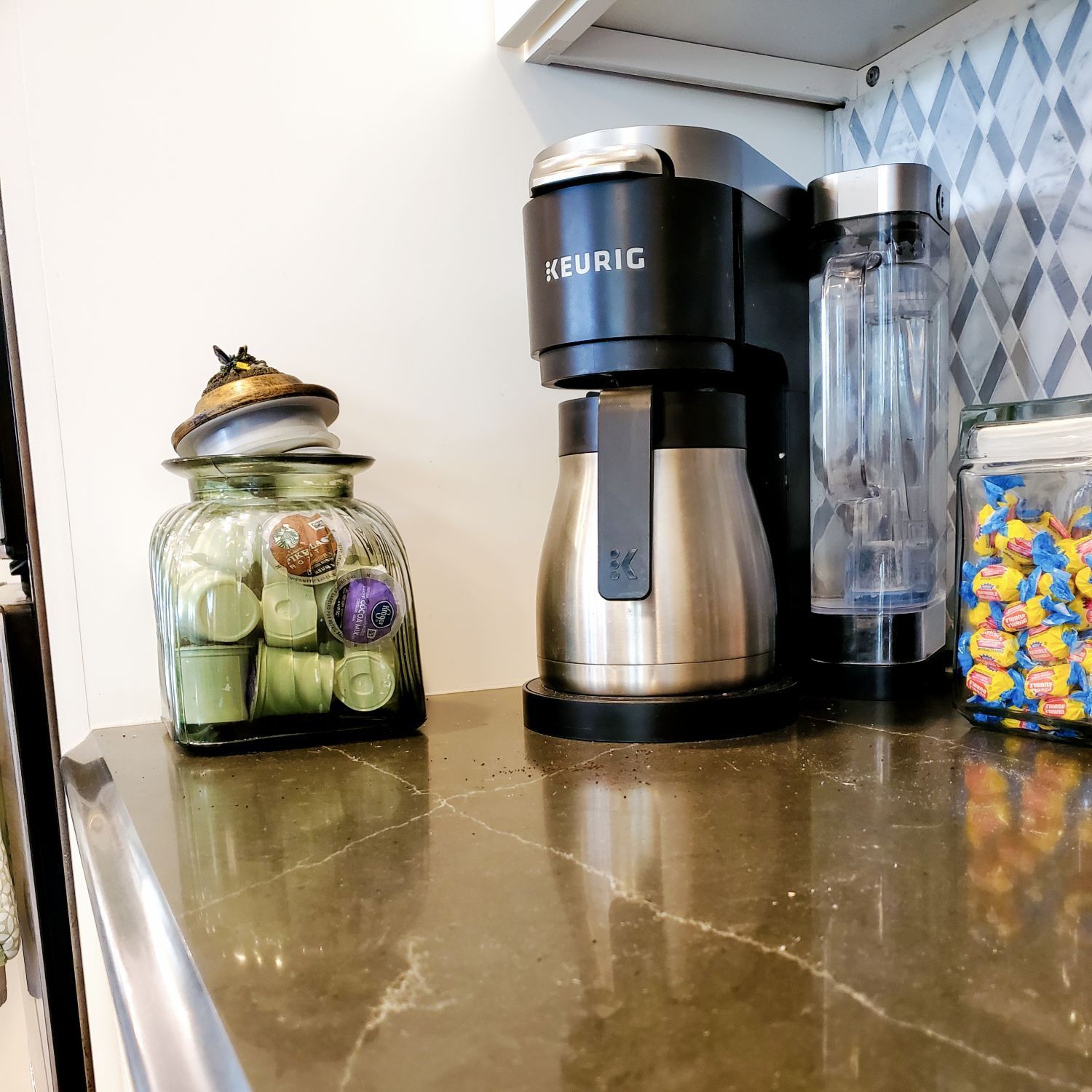 A keurig coffee maker is sitting on a counter