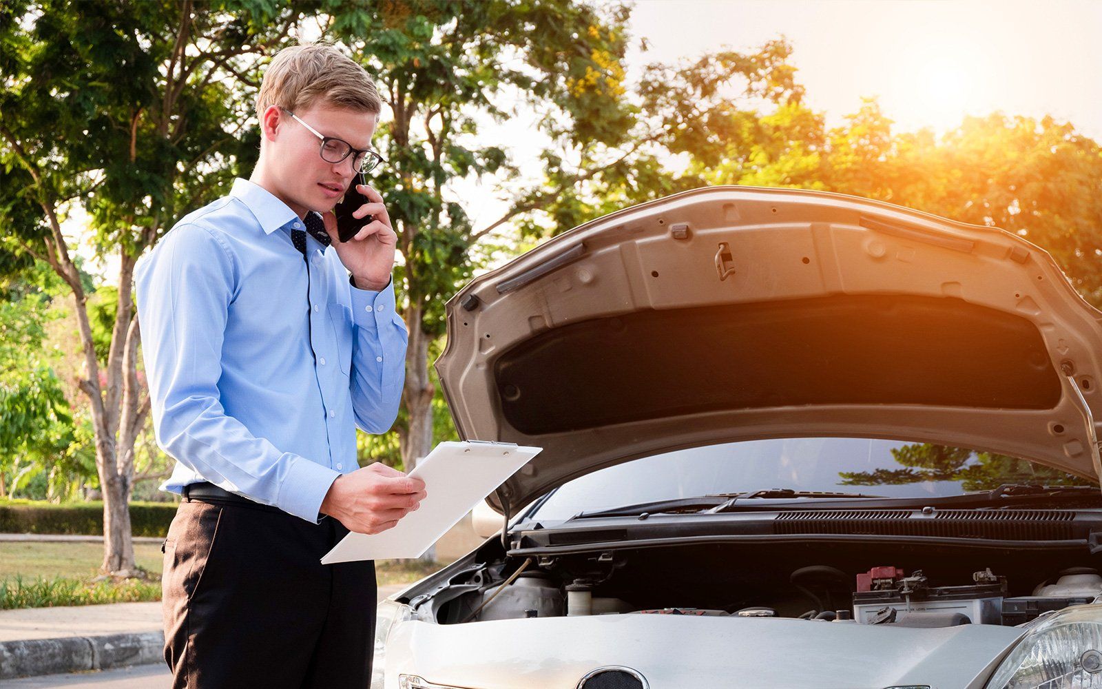 Auto insurance agent on call