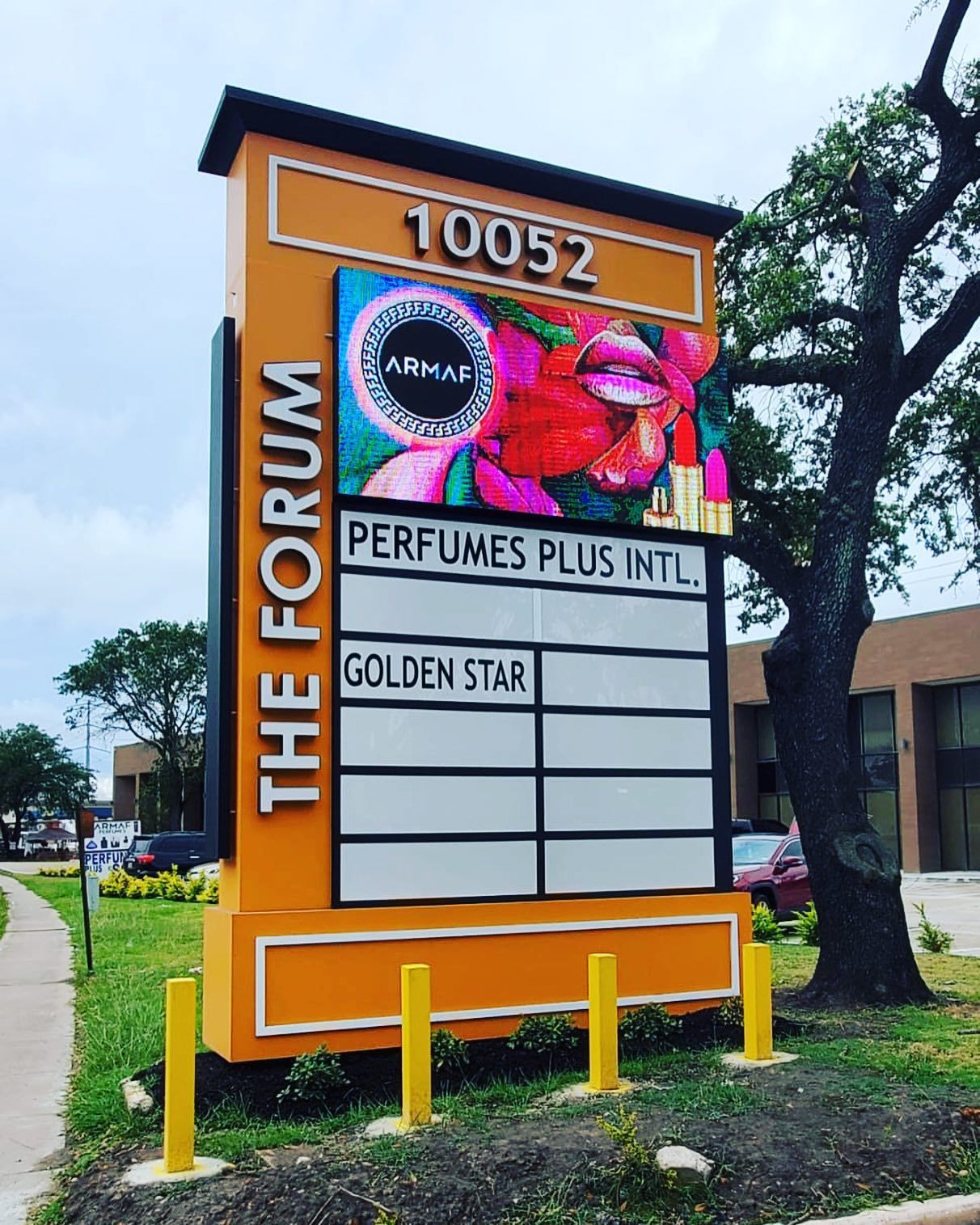 A sign that says the forum on it