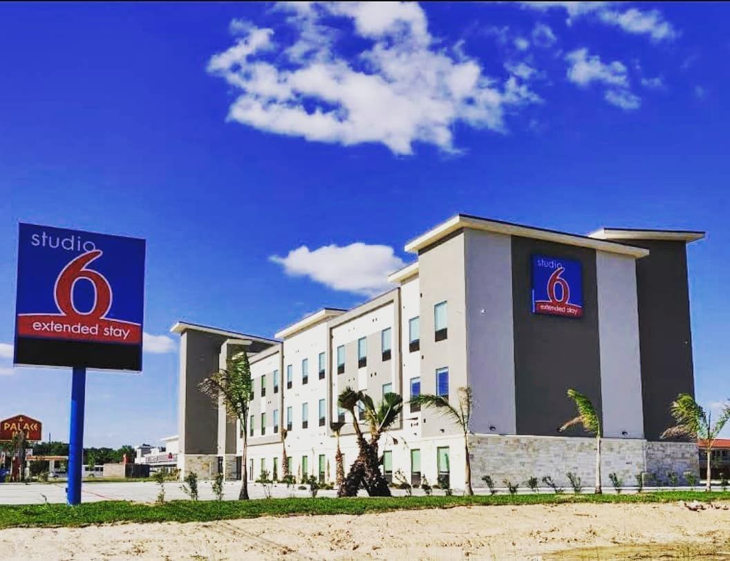 A large building with a sign that says studio 6