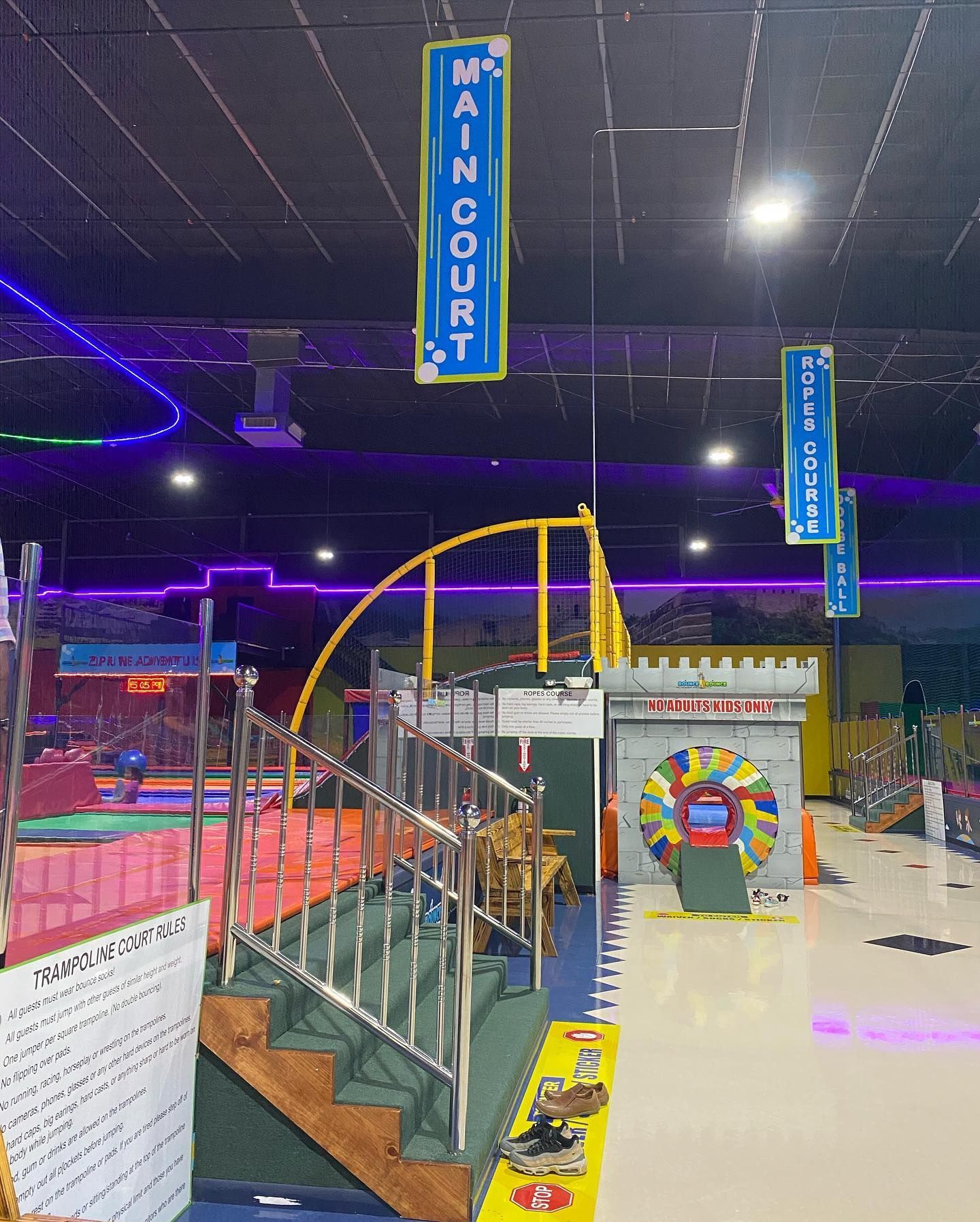 A trampoline park with a sign that says main court