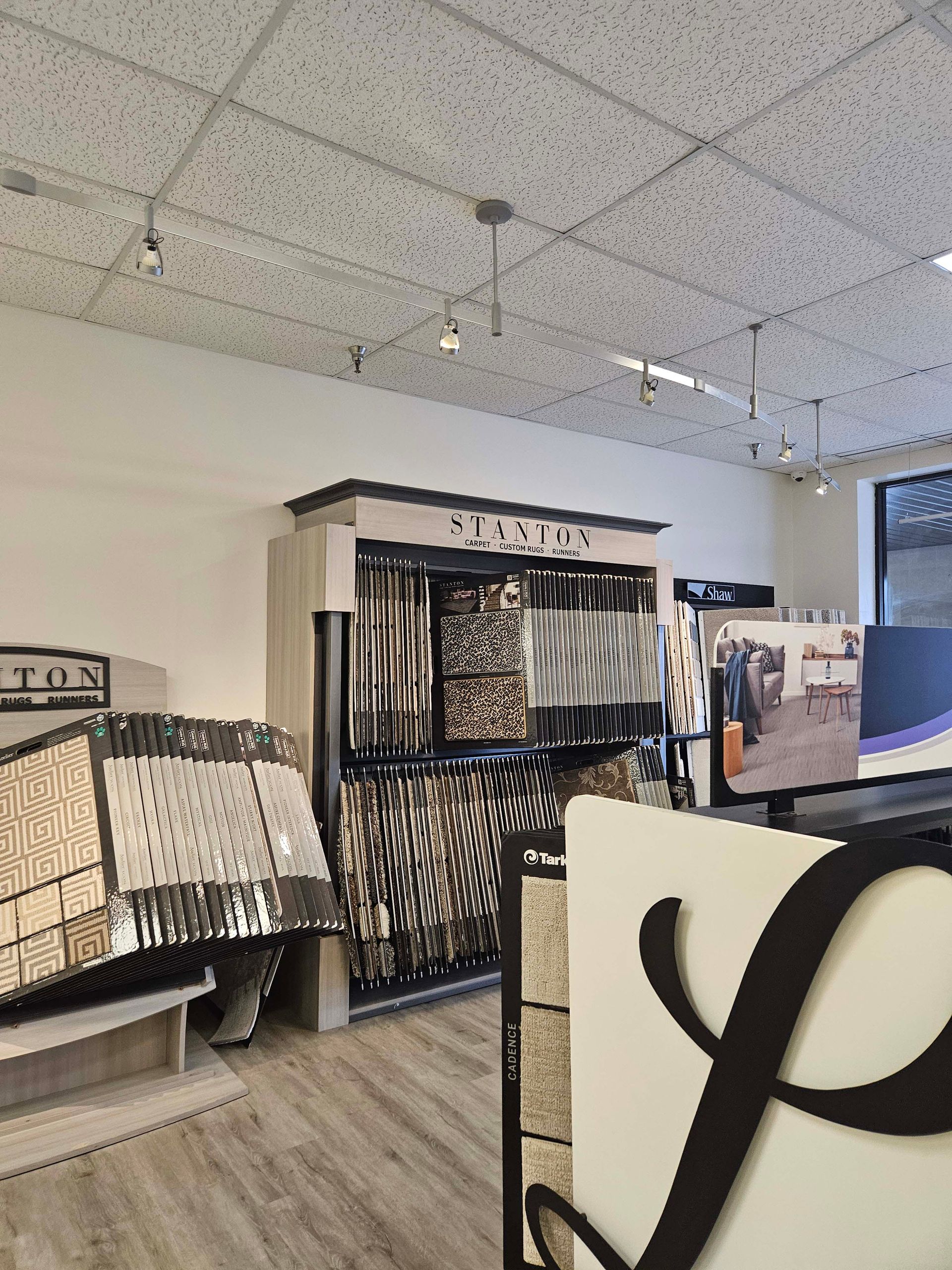 a room with a sign that says l on it