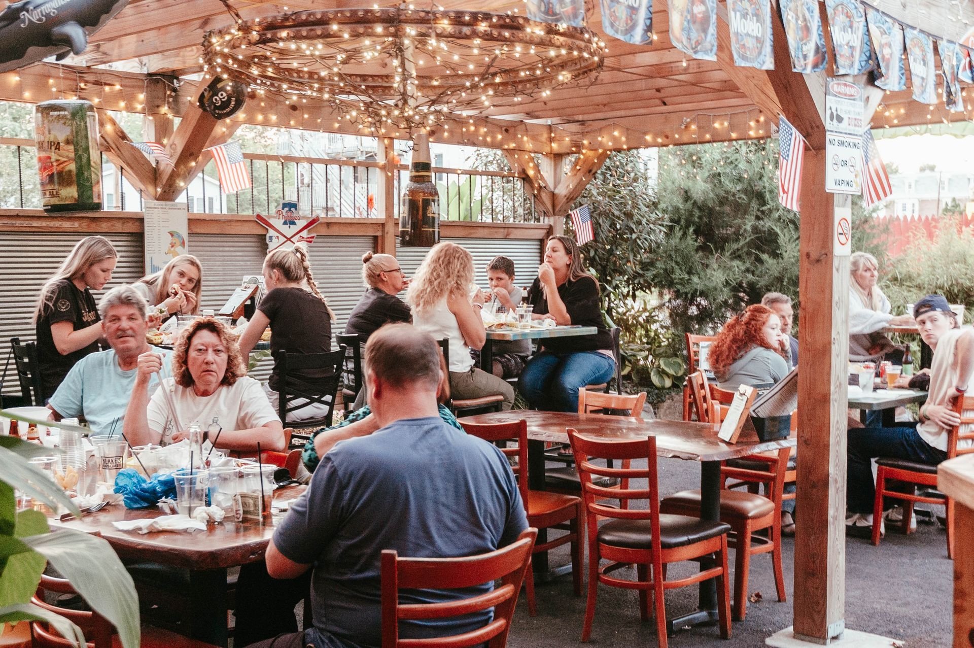 A group of people are sitting at tables in a restaurant.