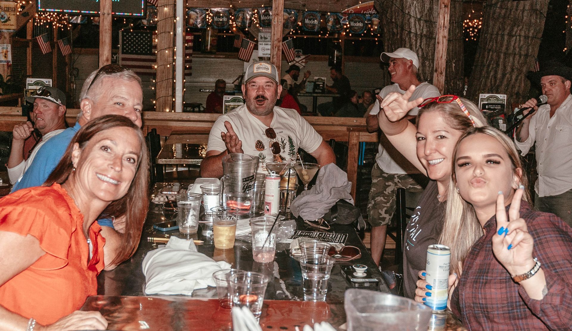 A group of people are sitting at a table in a restaurant.