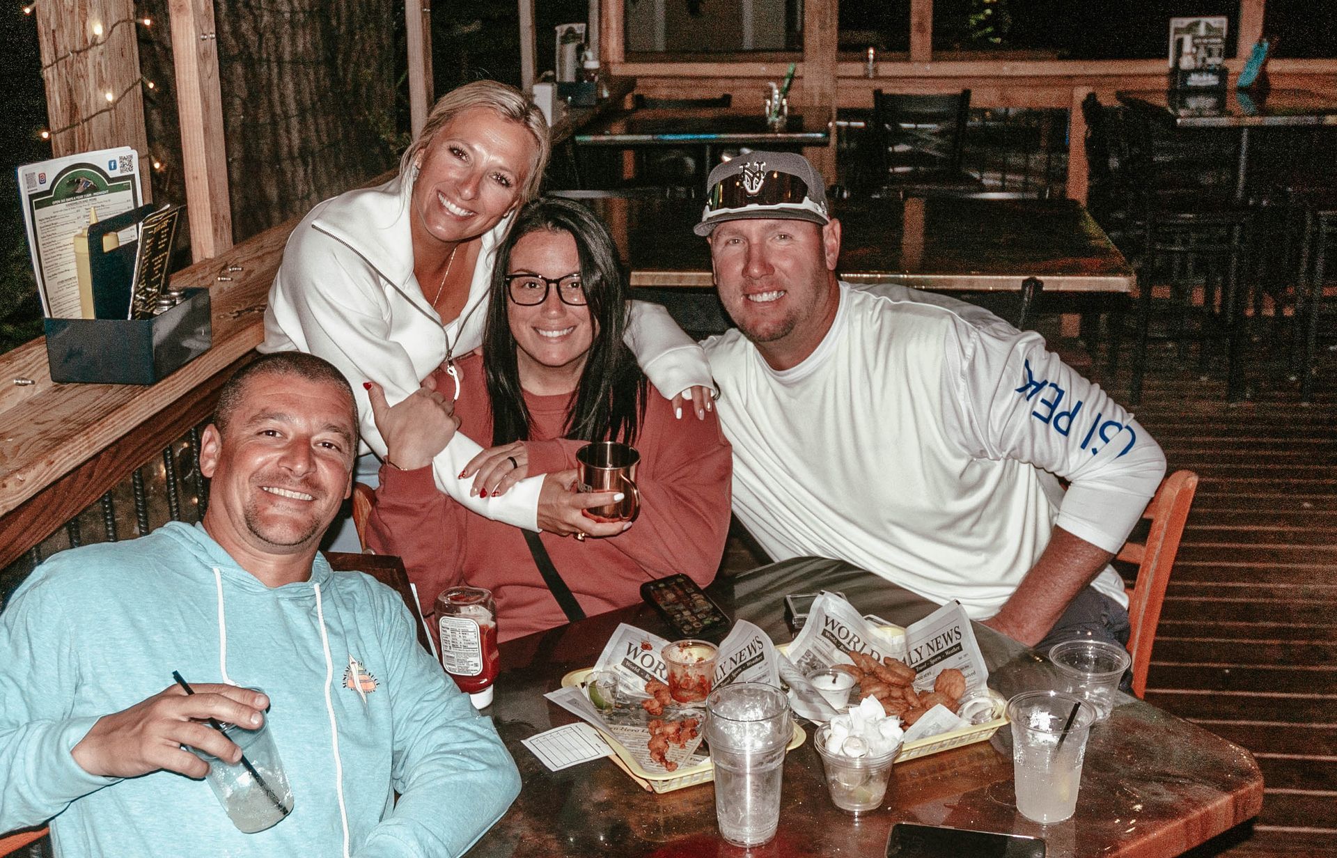 A group of people are sitting at a table in a restaurant.