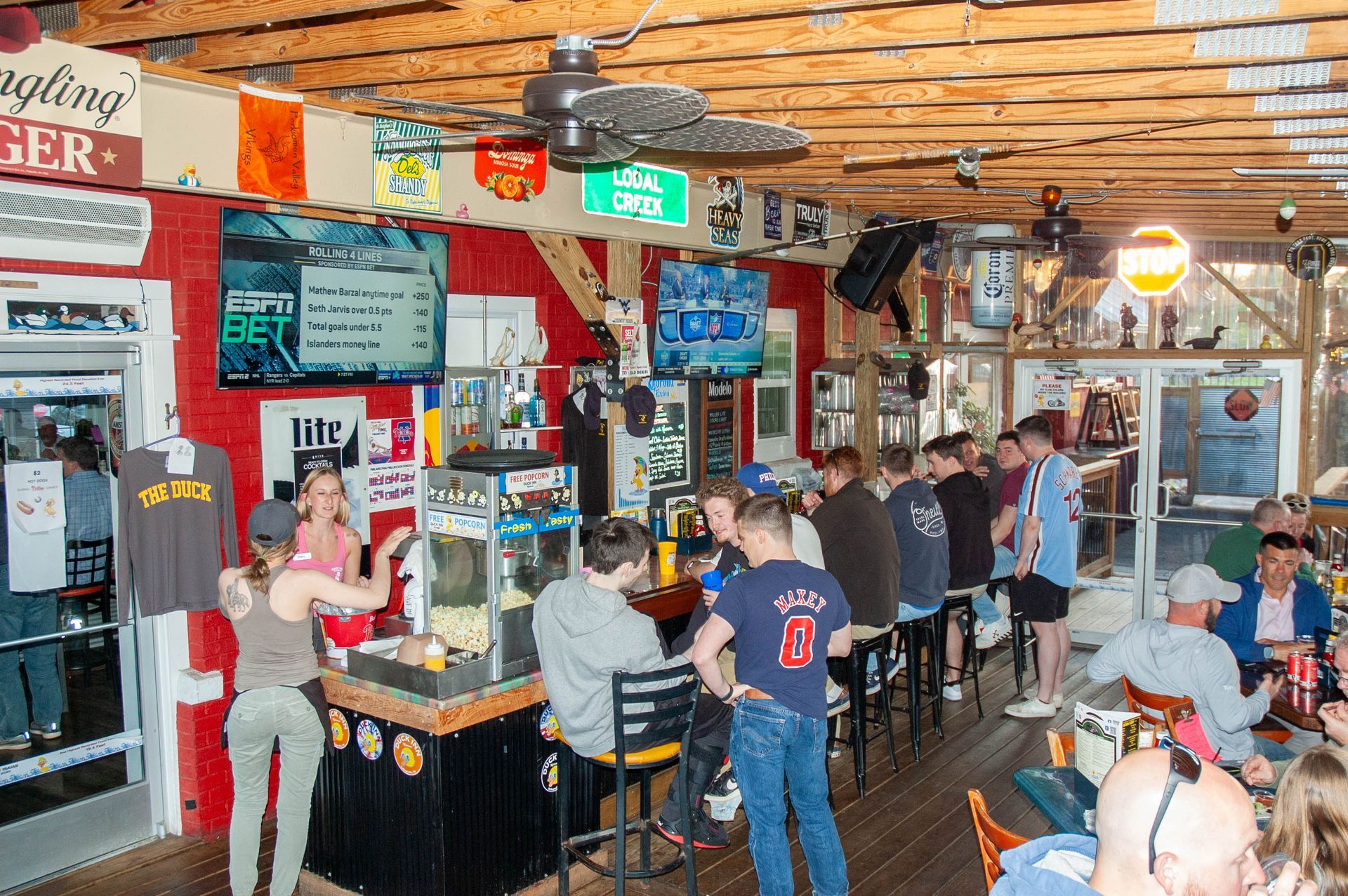 A group of people are sitting at tables in a restaurant.