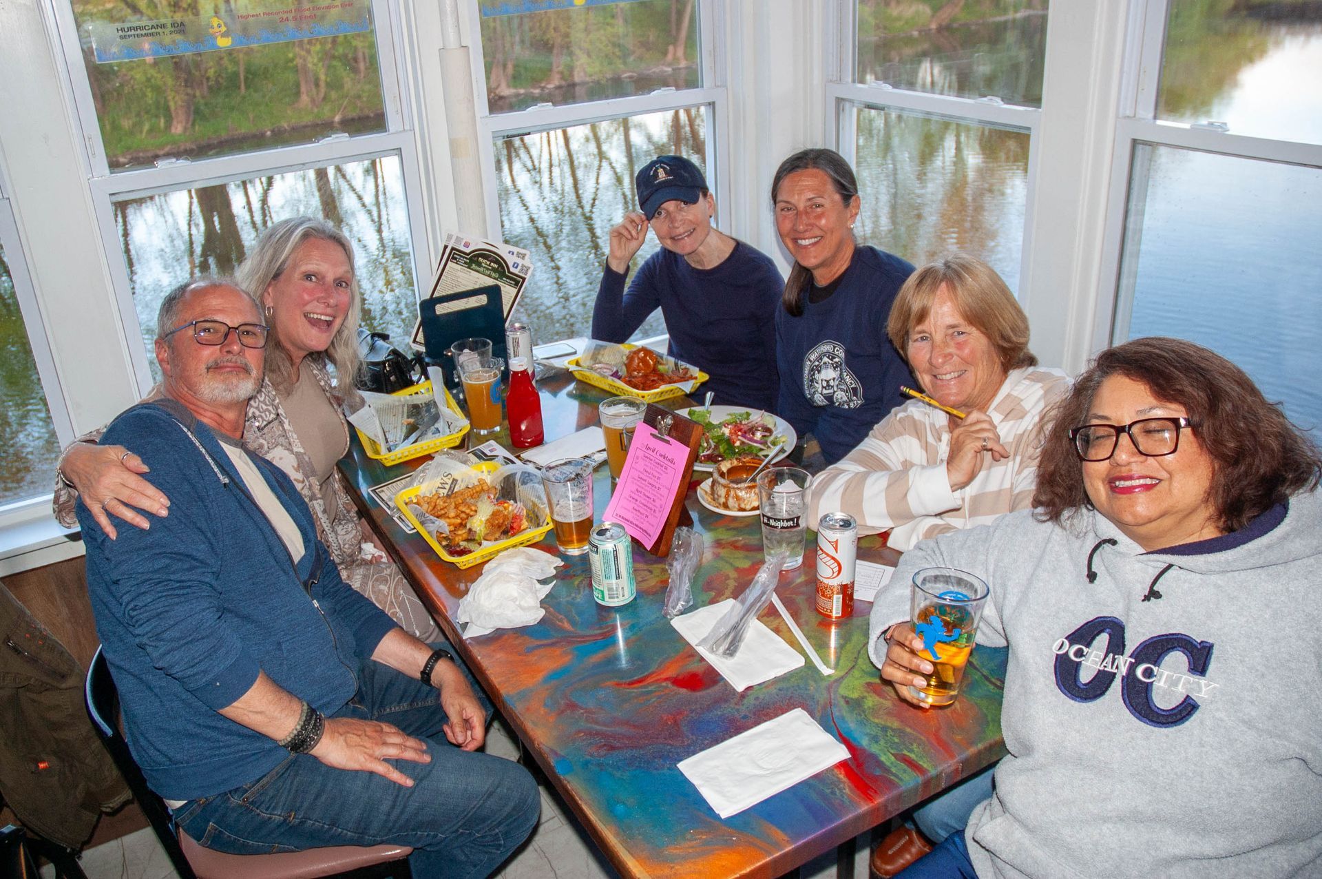 A group of people are sitting around a table in a restaurant.