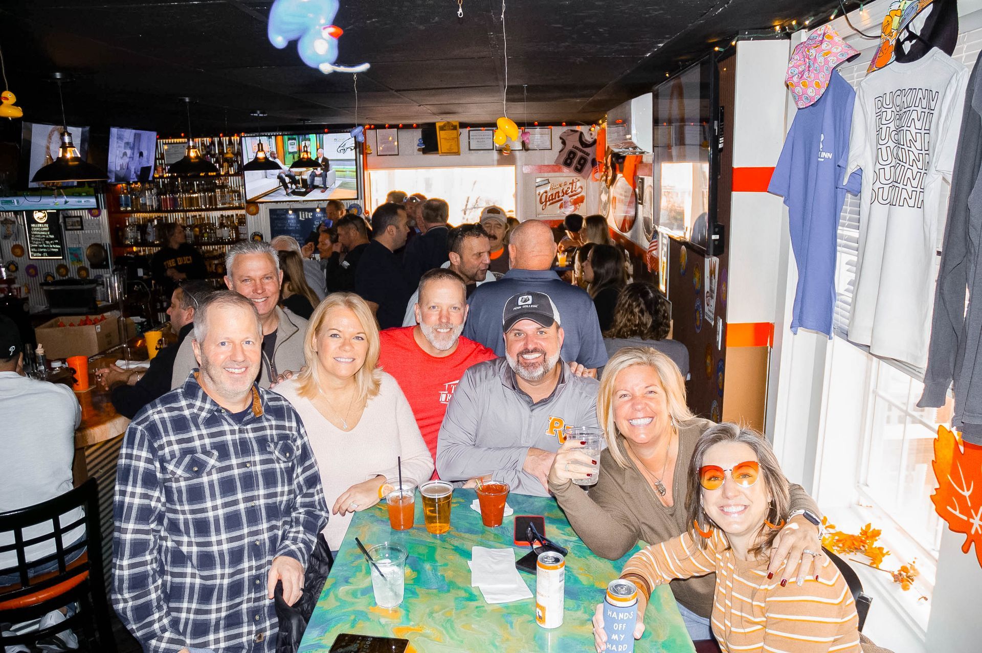 A group of people are sitting at a table in a restaurant.