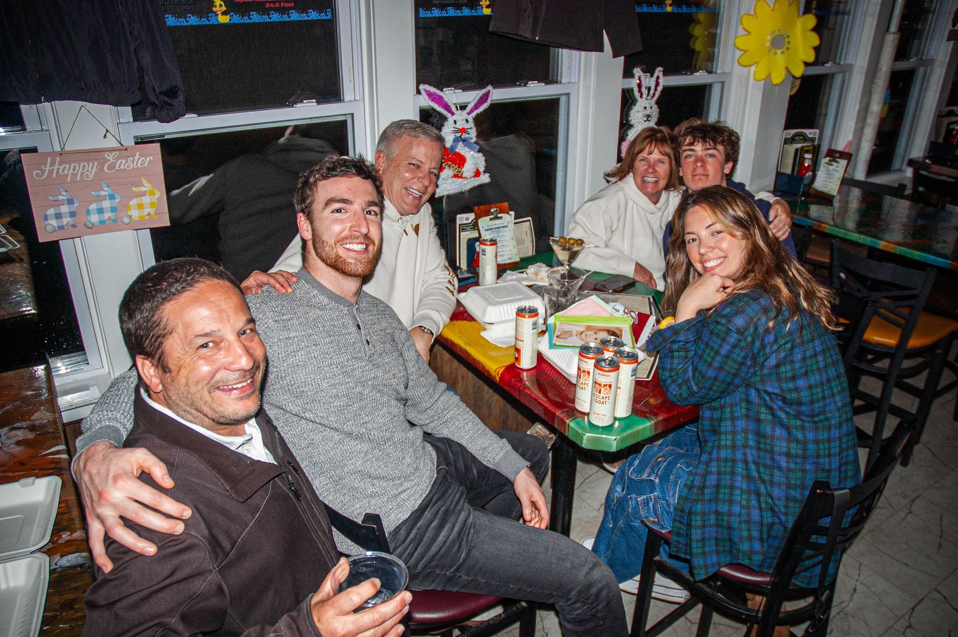 A group of people are sitting at a table in a restaurant.