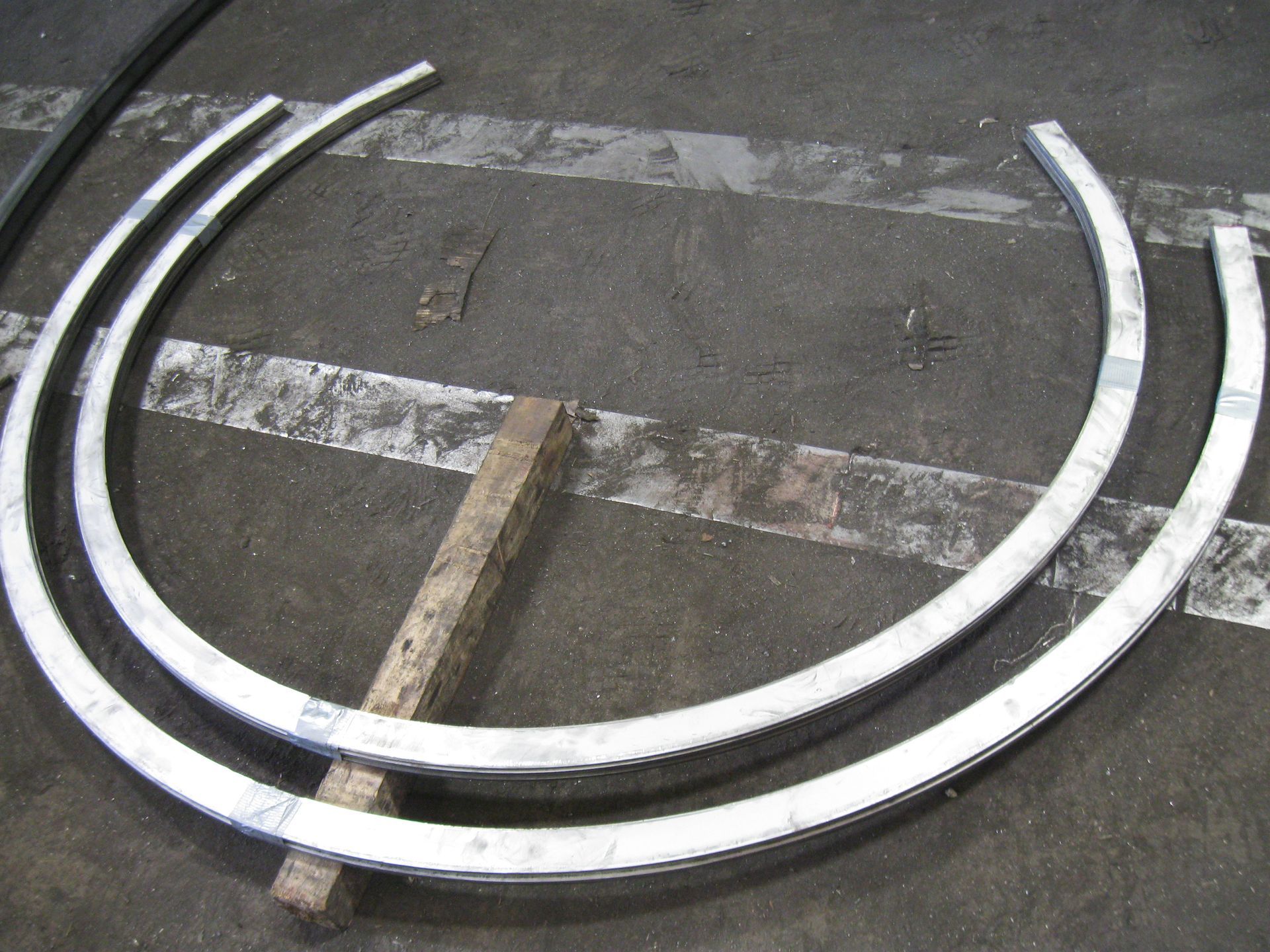 A bunch of metal pipes are laying on the ground