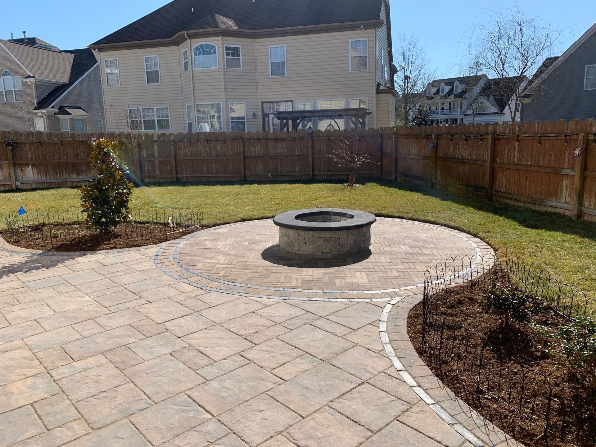 there is a fire pit in the middle of the backyard