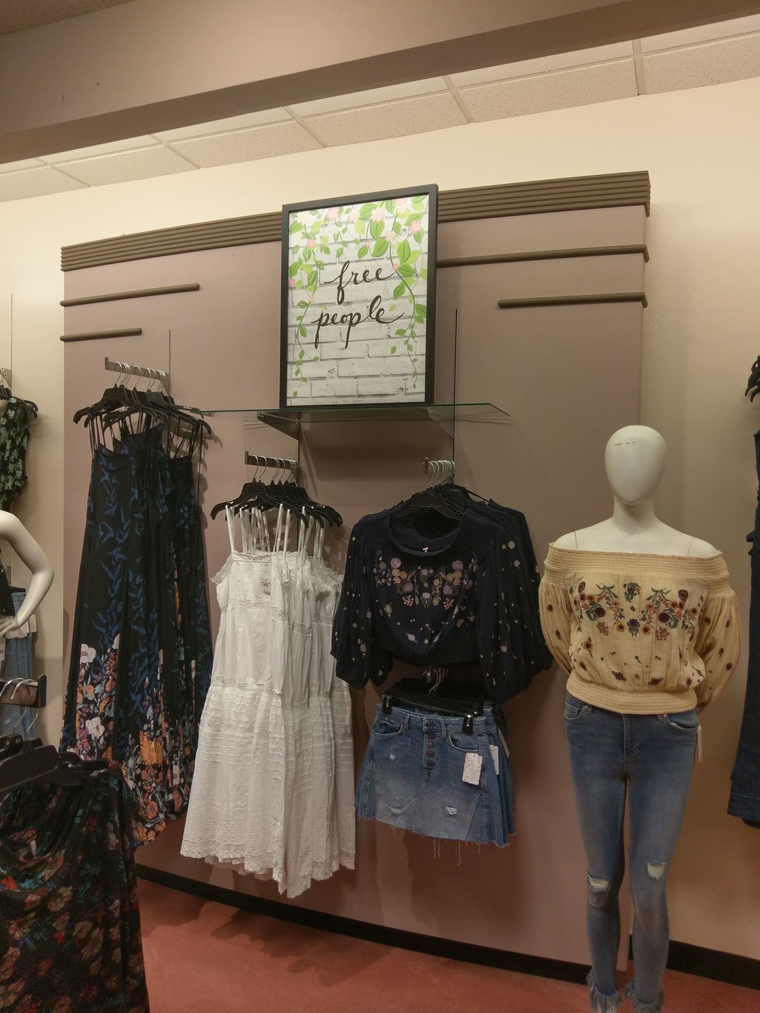 A store with a sign that says