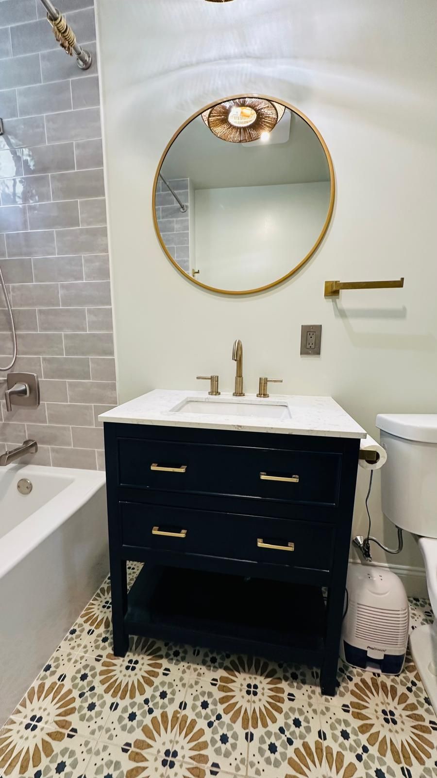 A bathroom with a sink, toilet, bathtub and mirror.