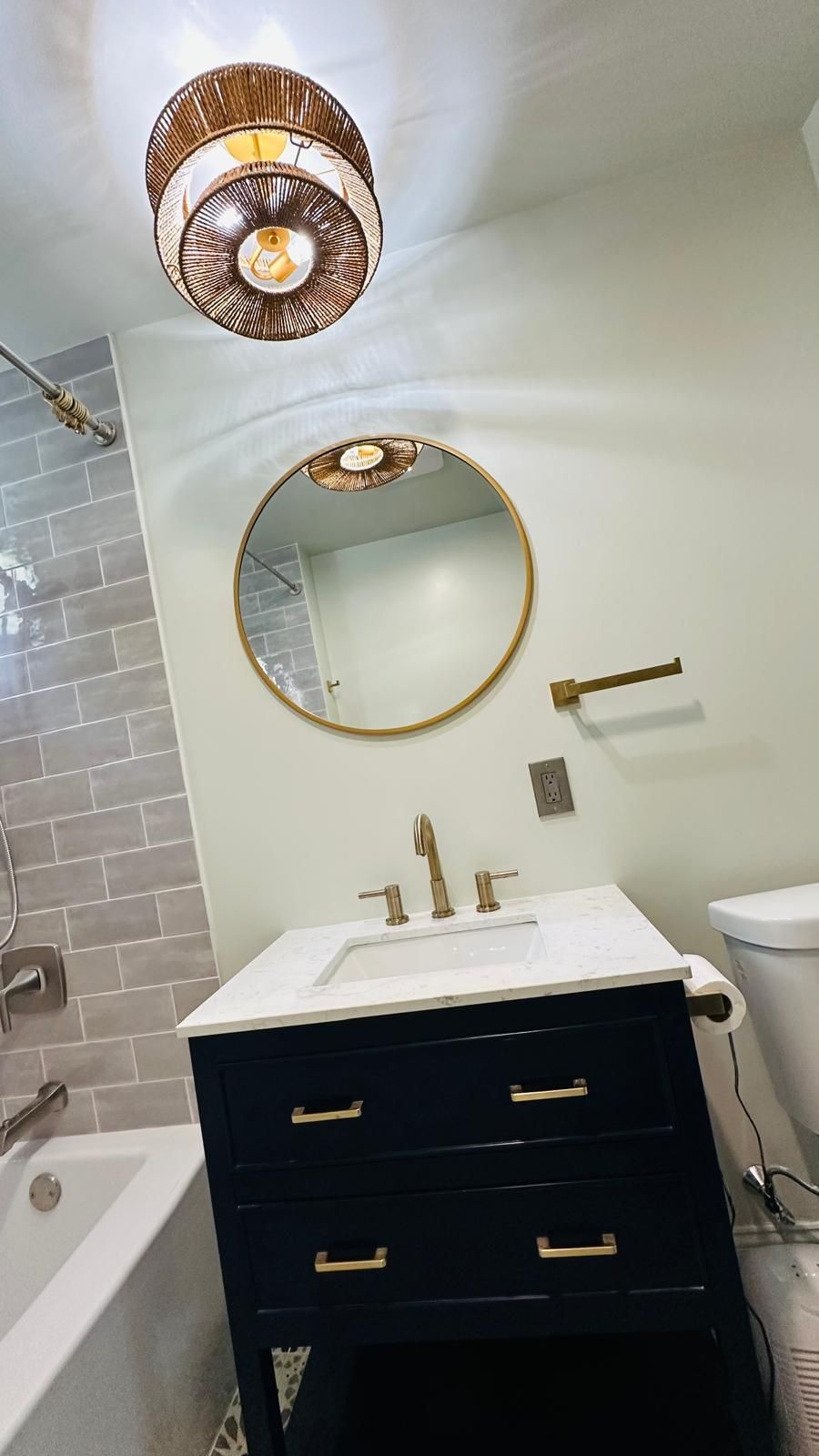 A nice-looking bathroom with a sink, toilet, bathtub and mirror.