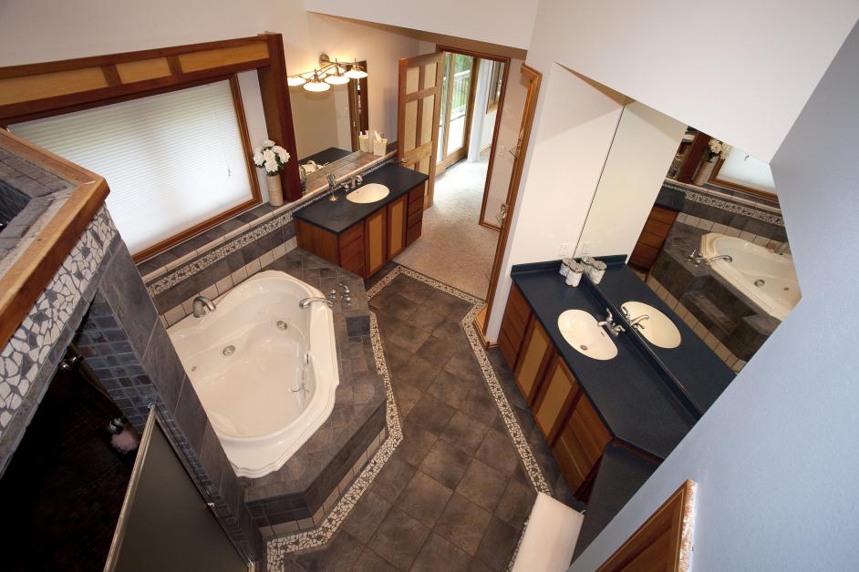 Bathroom tub and sinks