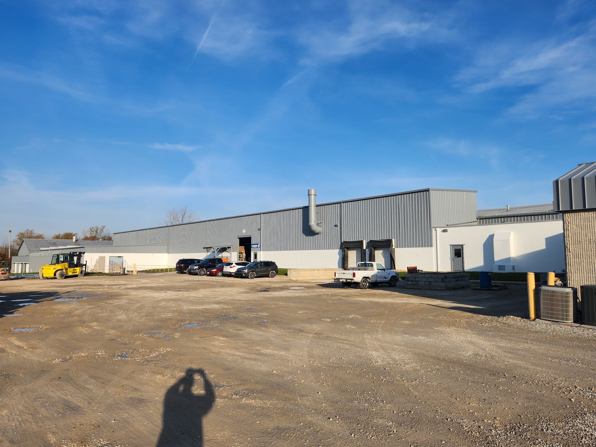 A large building with a lot of cars parked in front of it.